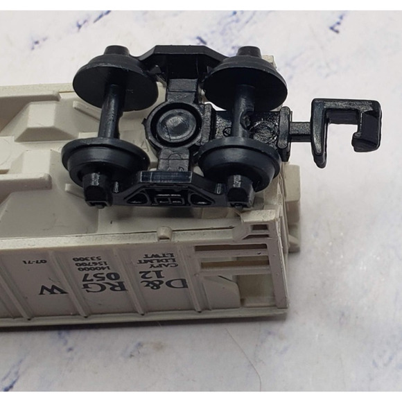 Rio Grande 2 Bay Covered Hopper D&RGW 12057 N Scale Train - Picture 7 of 8